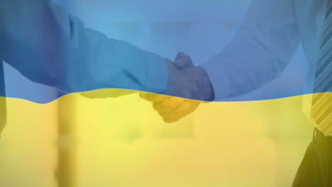 animación de empresarios caucásicos estrechando la mano sobre la bandera de ucrania