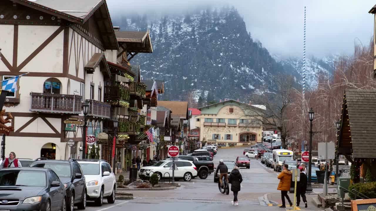 The traditionally German decorated alpine town of Leavenworth in the Cascade Mountains of the United States. A short drive from Seattle, Washington - People shopping around the store fronts