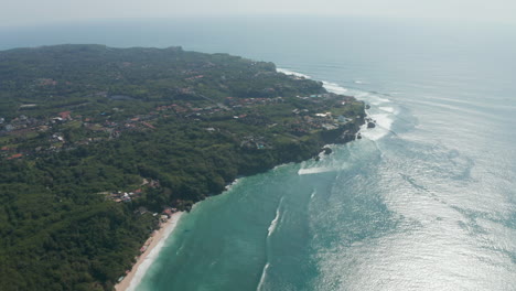 Luftaufnahme-Von-Luxushäusern-An-Der-Tropischen-Küste-Von-Bali.-Panoramablick-Auf-Die-Küste-Von-Bali-Mit-üppiger-Grüner-Vegetation-Und-Sandstränden-Am-Meer