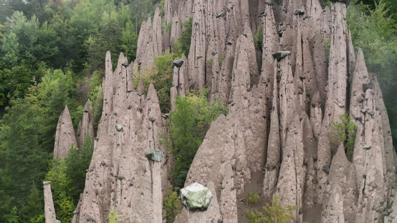 리트너 에르드피라미덴 앞 에서 떠오르는 드론  ⁇ , 이탈리아 티롤 의  ⁇ 빛 날