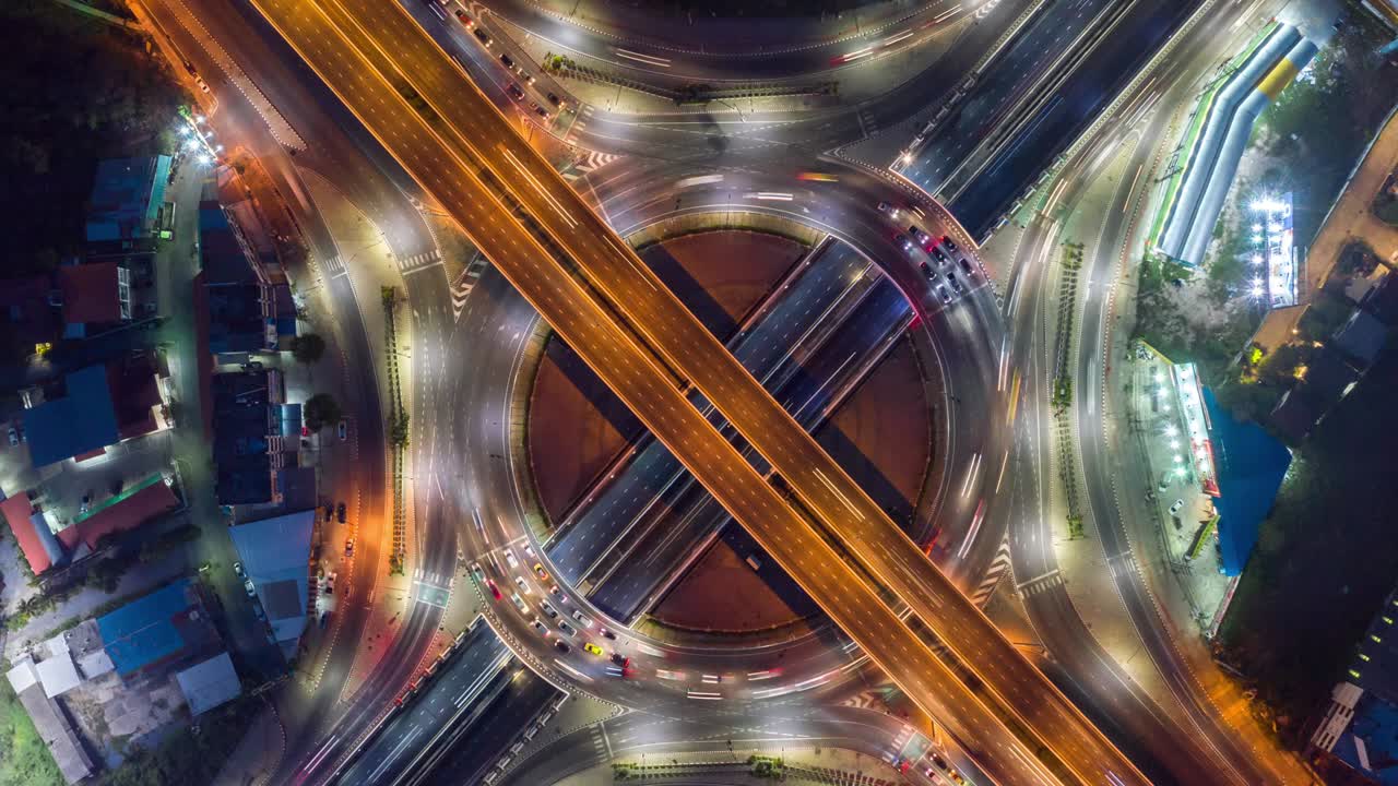 lapso de tiempo, hiperlapso, de tráfico en las calles de la ciudad por la noche. vista aérea y vista superior del tráfico en la autopista, 4k.