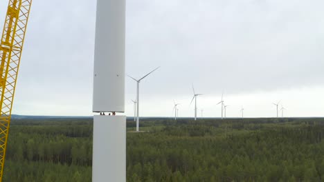 Toma-Orbital-De-Los-Trabajadores-Que-Ensamblan-La-Torre-Del-Mástil-De-Una-Turbina-Eólica-Durante-Su-Construcción