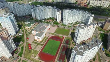 학교 안의 스포츠 경기장, 고층 건물 풍경, 새로운 구역의 고층 건물의 공중 풍경, 도시 건축의 주거 주택