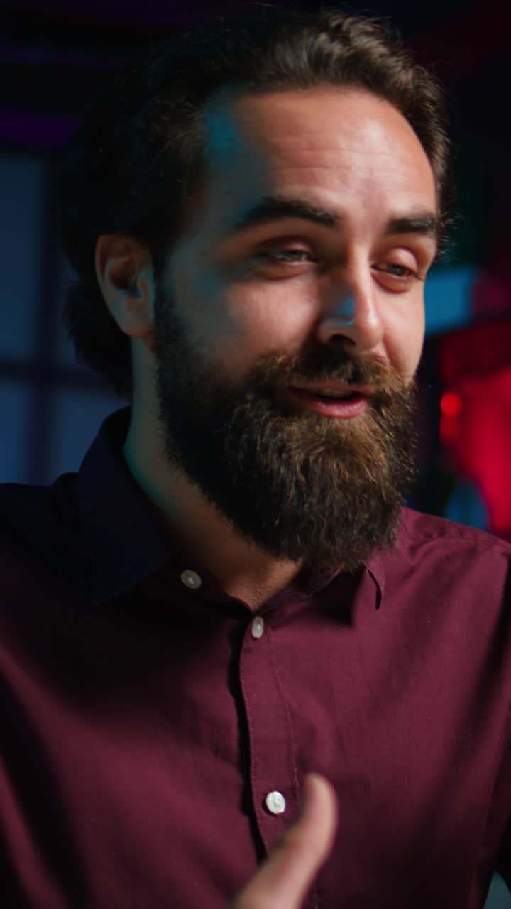 Video verticale: uomo che usa un microfono e un telefono cellulare per filmare un video ASMR