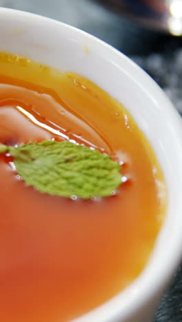 pudín de mango en un tazón en un restaurante
