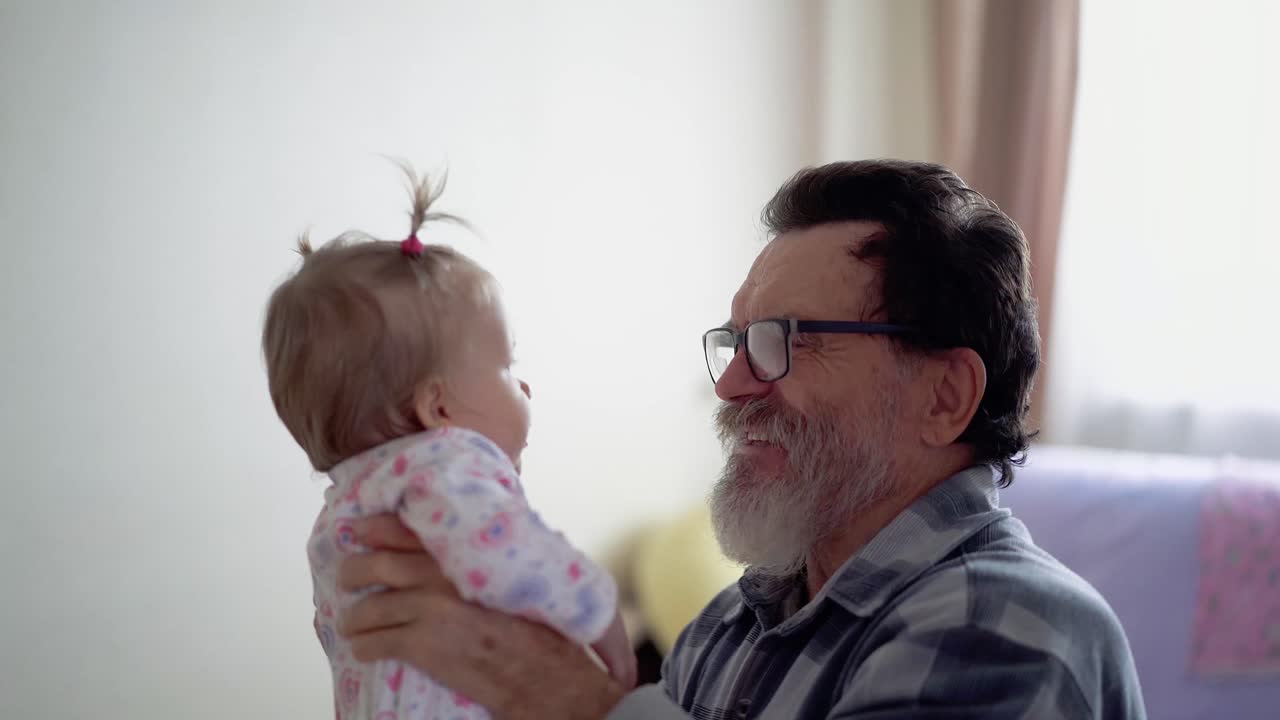 Nonno barbuto con gli occhiali che gioca