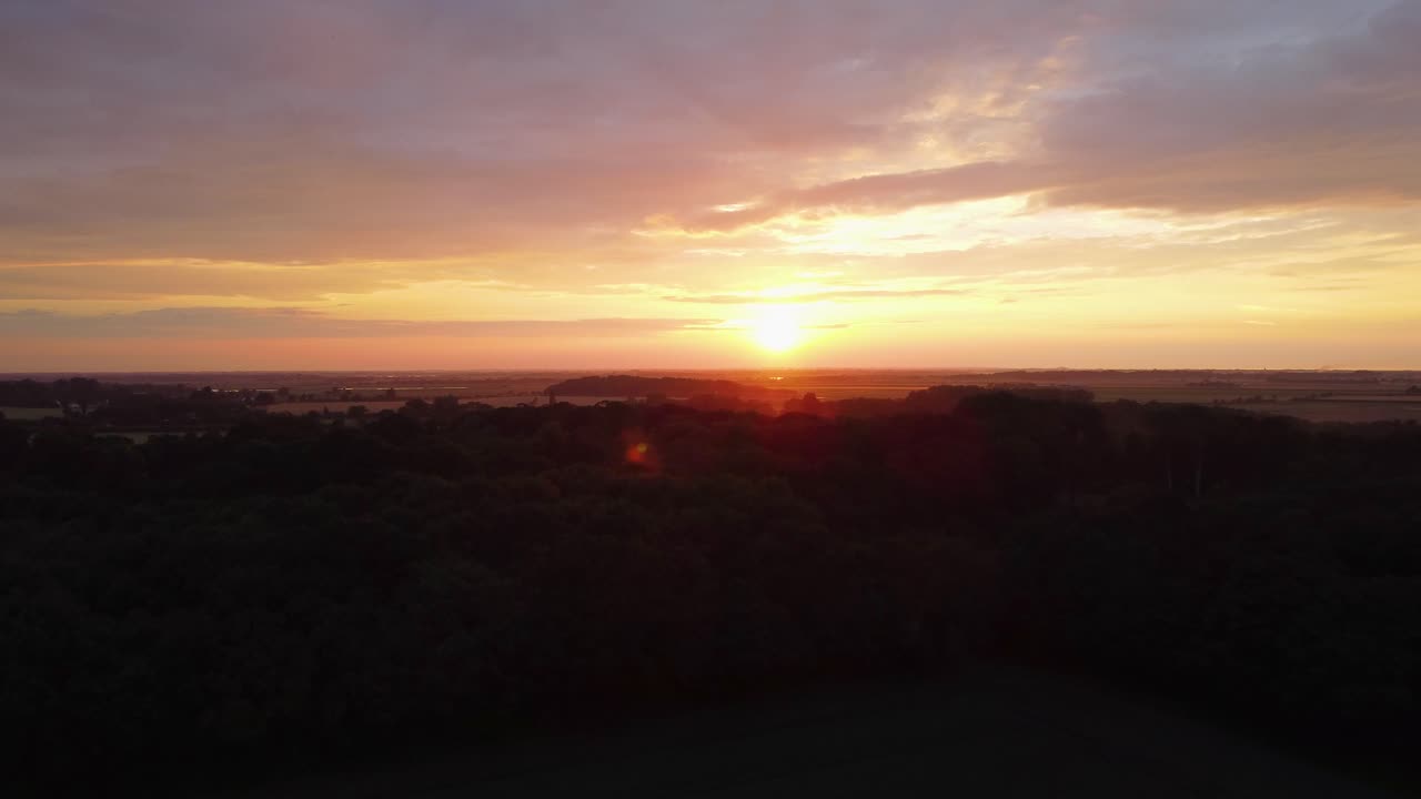puesta de sol roja desde la vista de drones - cubierta de nubes rojas de una puesta de sol sobre el horizonte - drones volando sobre las nubes con la luz solar roja