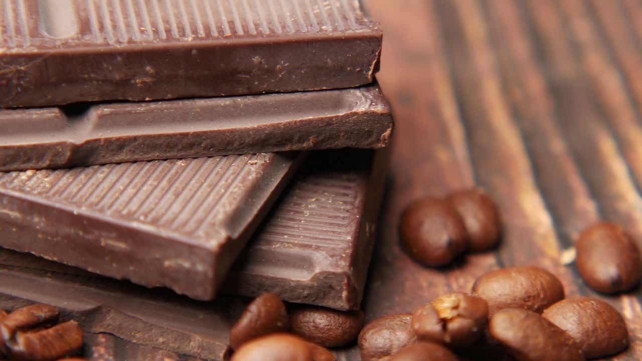 커피 콩 을 은 다크 초콜릿 스택