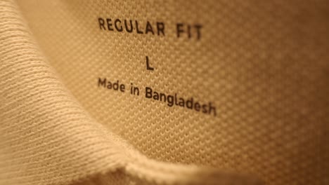 un primer plano de una etiqueta de ropa que dice ajuste regular, talla l, hecha en bangladesh