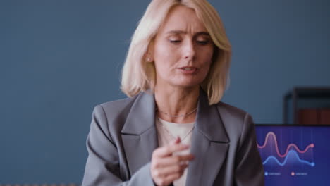 mujer de negocios en una reunión