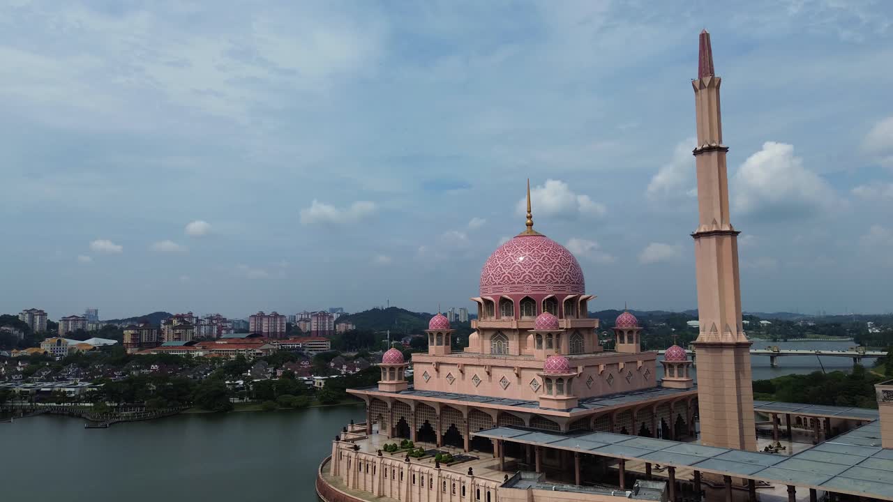 Masjid Putra Pink Mosque Putrajaya Malaysia islámské umění budova exteriér, letecký dron