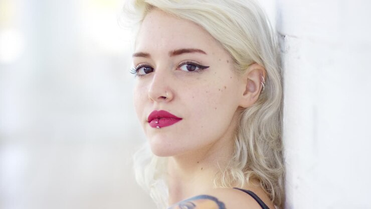 Ritratto di una giovane donna bionda hipster sexy