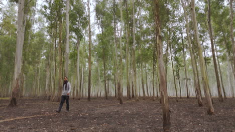 Un-Hombre-Nepalí-Recorre-El-Interior-Del-Bosque-Verde-Salvaje-De-Nepal-En-La-Región-De-Terai