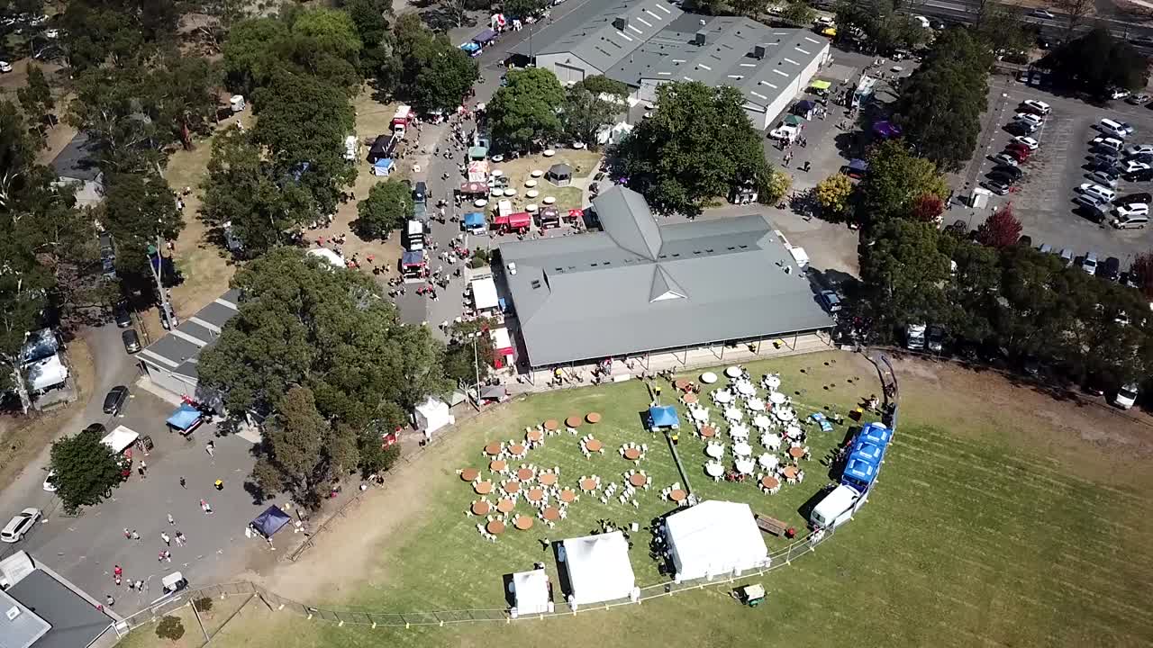 vista aérea de un festival en los suburbios exteriores de melbourne, victoria, australia