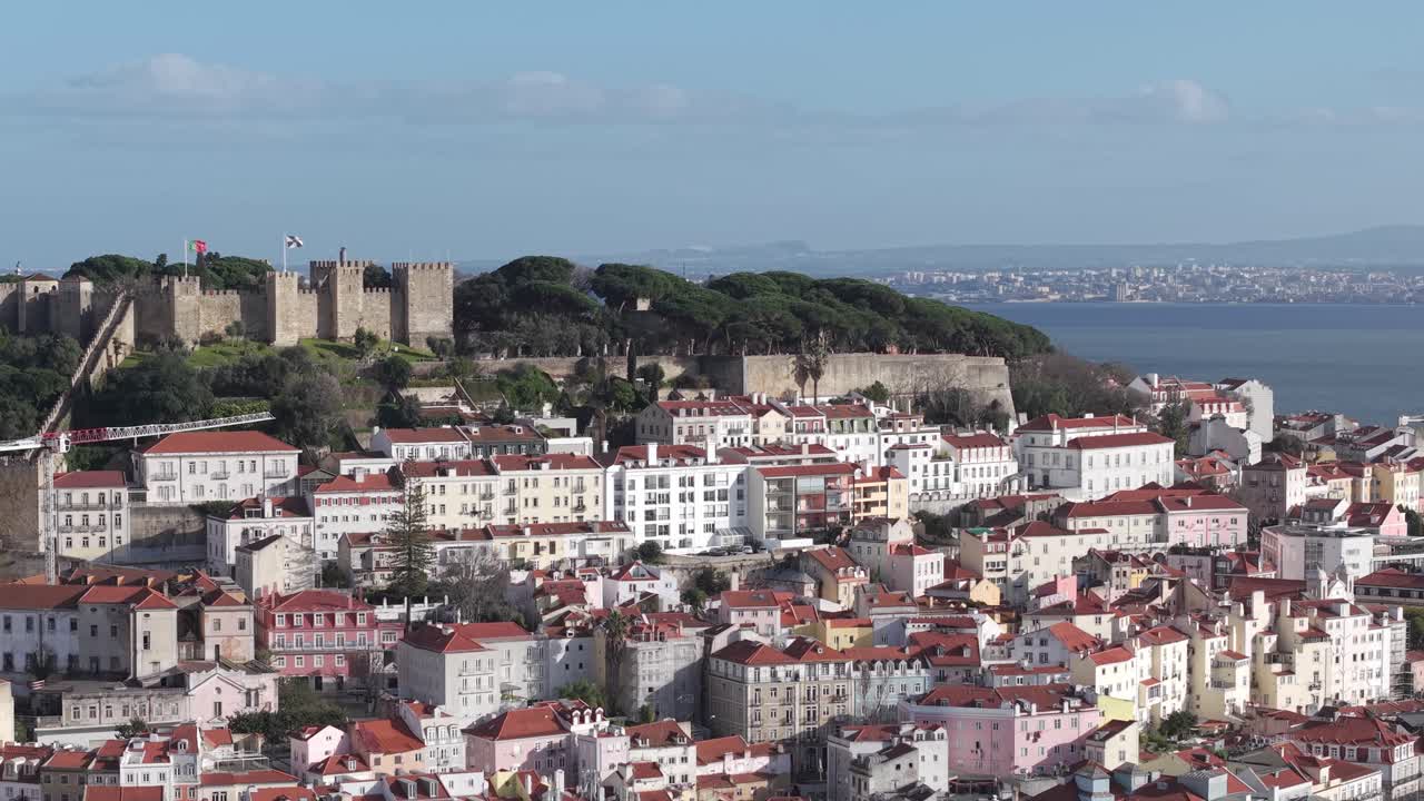 Castelo de Sao Jorge, Castello di San Giorgio situato nel quartiere Alfama di Lisbona, sull'estuario del fiume Tago. Ripresa drone