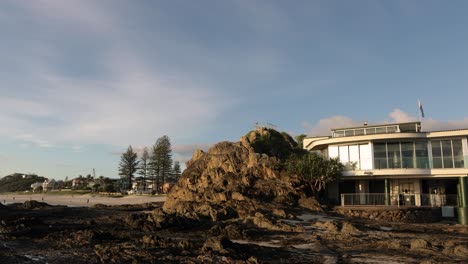 26 feb 2023 - gold coast, queensland, australia: view from currumbin beach vikings surf life saving club along currumbin beach at sunrise