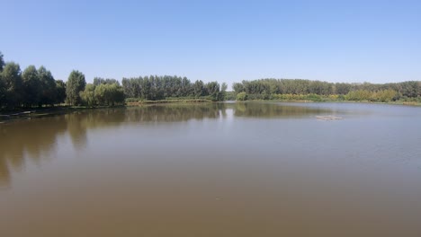 Schmutziges-Braunes-Wasser-In-Einem-See-Im-Hanshiqiao-Wetland-National-Park,-Peking,-China