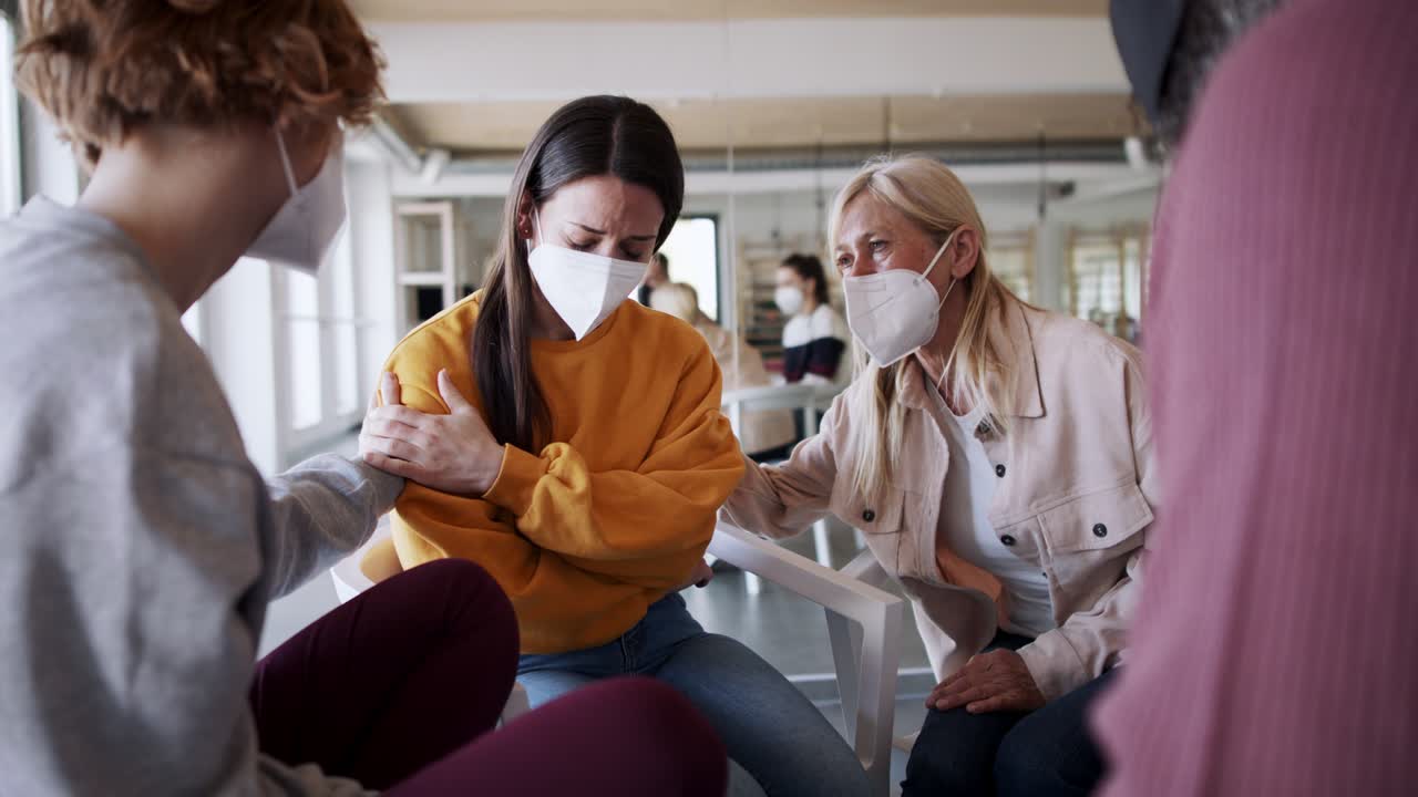 치료를 받는 사람들, 여성이 감정적으로 변하고 울고, 코로나 바이러스 개념.