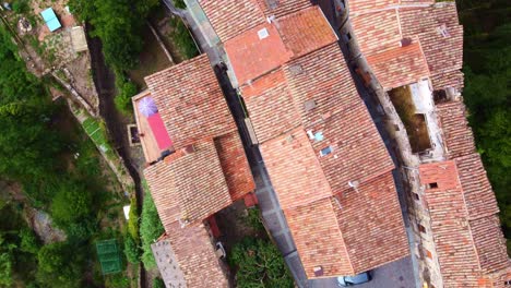 Sobrevolando-Algunas-Callejuelas-Típicas-De-Castellfollit-De-La-Roca,-Pueblo-Típico-De-Cataluña,-España