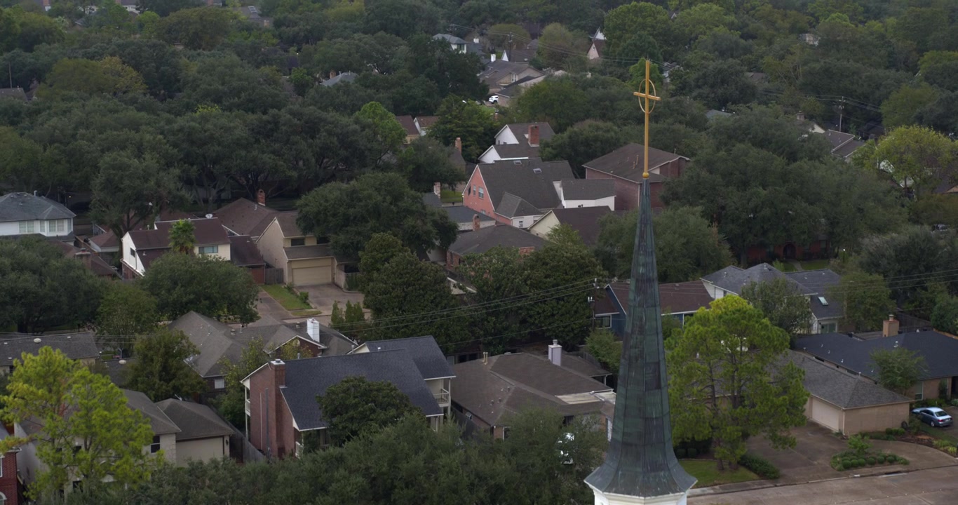 Vista drone di una chiesa circondata da case nel sud-ovest di Houston, Texas