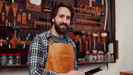 taller de cuero, retrato de un hombre feliz