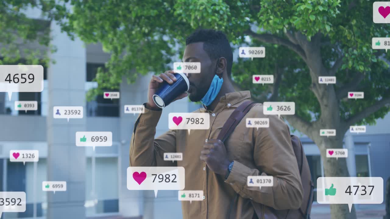 animación de iconos de las redes sociales sobre un hombre afroamericano bebiendo café en la calle