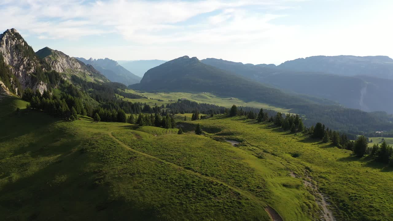 Wunderschöne grasbewachsene und grüne Wiesen in den französischen Alpen.