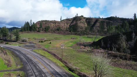 hermosa toma aérea de drones de 4k con vistas a la autopista y el paisaje en el sur de oregón