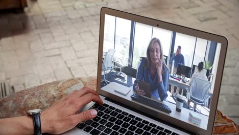 hombre teniendo una videoconferencia con una mujer