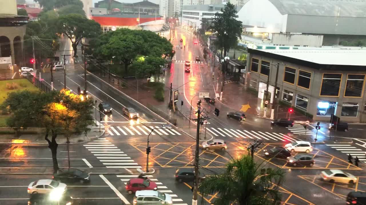 브라질 상파울루의 비오는 길을 통과하는 자동차와 버스