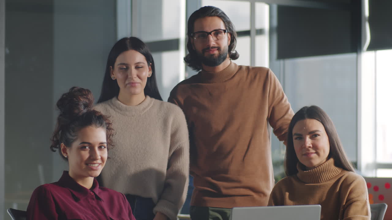 retrato de uma equipa de negócios alegre no escritório