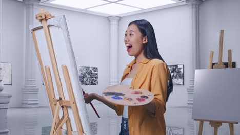 미술관 에서 여자 그림 을 그리는 것