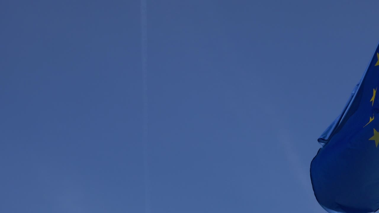 바람에 펄럭이는 슬로모 유럽 국기