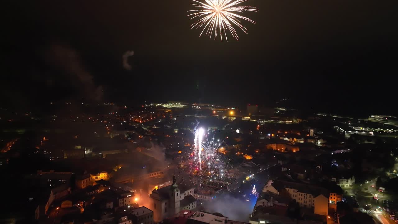 increíbles fuegos artificiales por la noche en svitavy, la ciudad de la república checa