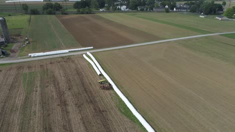 Vista-Aérea-De-Un-Granjero-Amish-Sembrando-Su-Campo-Con-6-Caballos