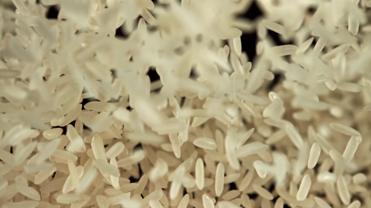 Slowmotion nærbillede af faldende hvide risgryn