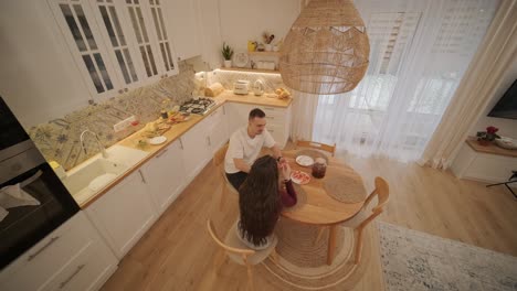 coppia d'amore che fa un panino in cucina-salotto