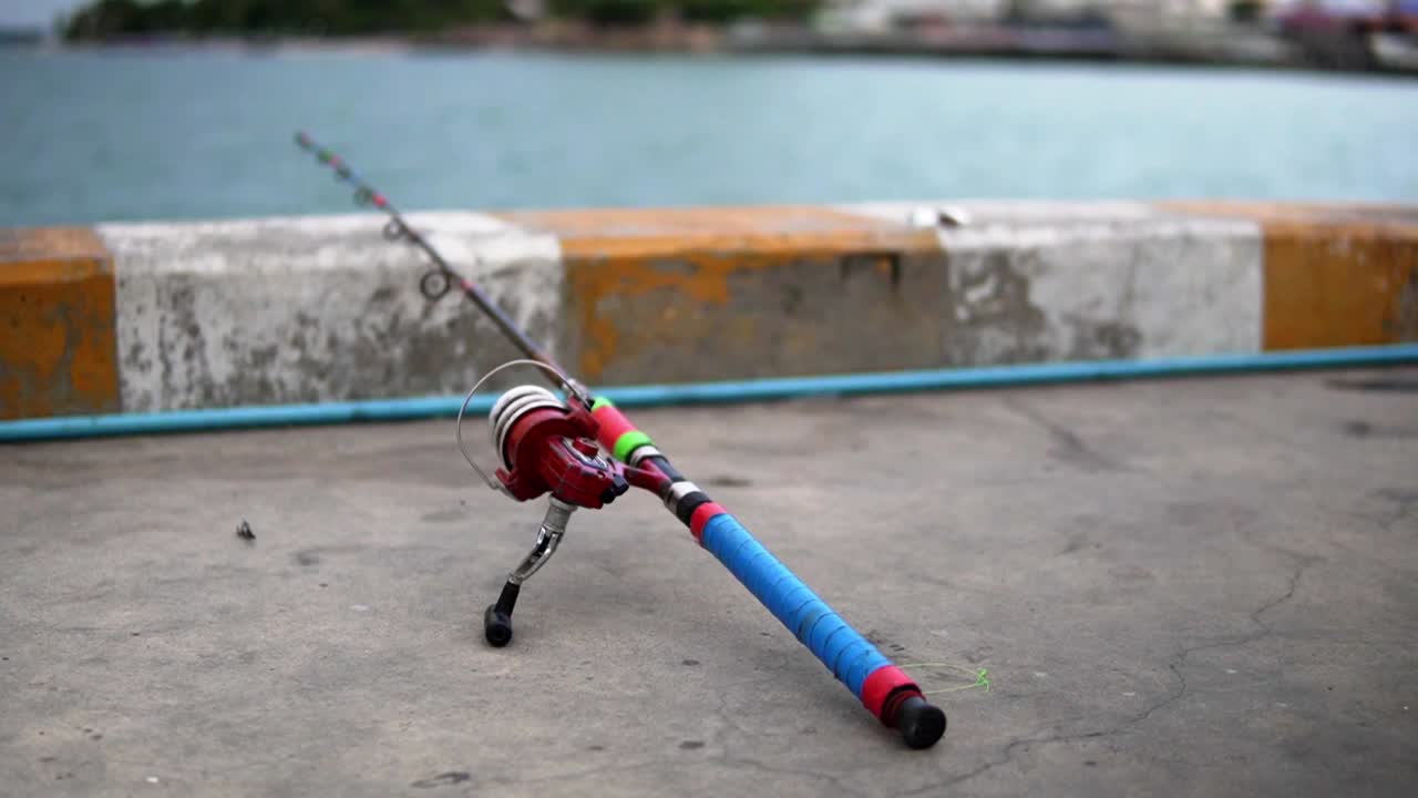 caña de pesca en el muelle de pesca de hua hin