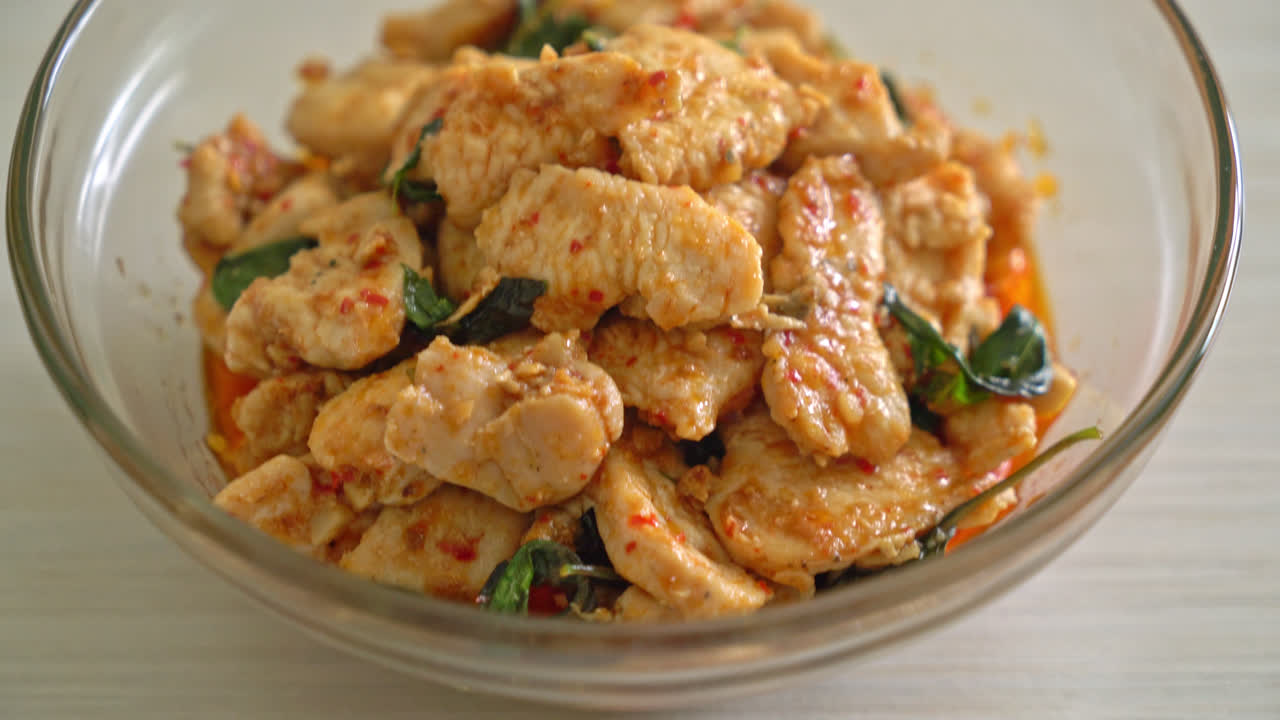 칠리 페이스트 또는 칠리 페이스트로 프라이드 치킨 볶음 - 아시아 음식 스타일