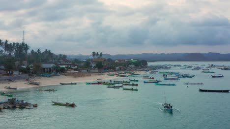 Puesta-De-Sol-En-La-Bahía-Del-Pueblo-Pesquero-De-Gerupuk,-Lombok