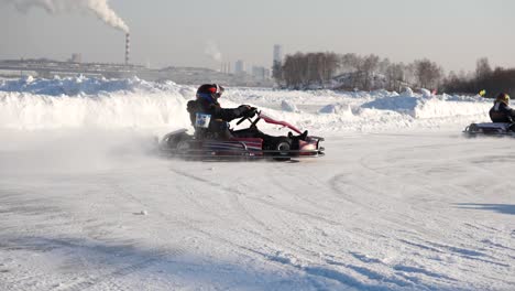 carrera de karting en hielo en un lago congelado