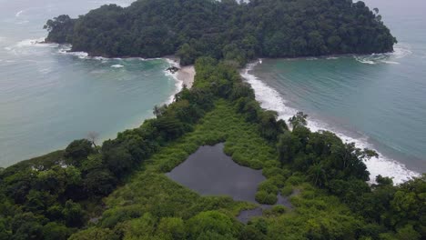 Increíble-Vista-Del-Lago-En-Medio-De-Una-Exuberante-Vegetación-Y-Playas-De-Arena-Del-Parque-Nacional-Manuel-Antonio-En-Costa-Rica