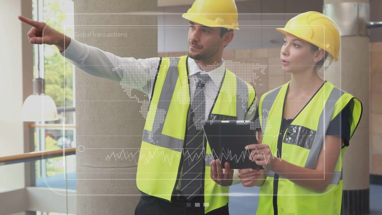 Homem tocando no tablet e apontando para o canteiro de obras, com HUD mostrando Estimativas de Custo, enquanto mulher verifica dados