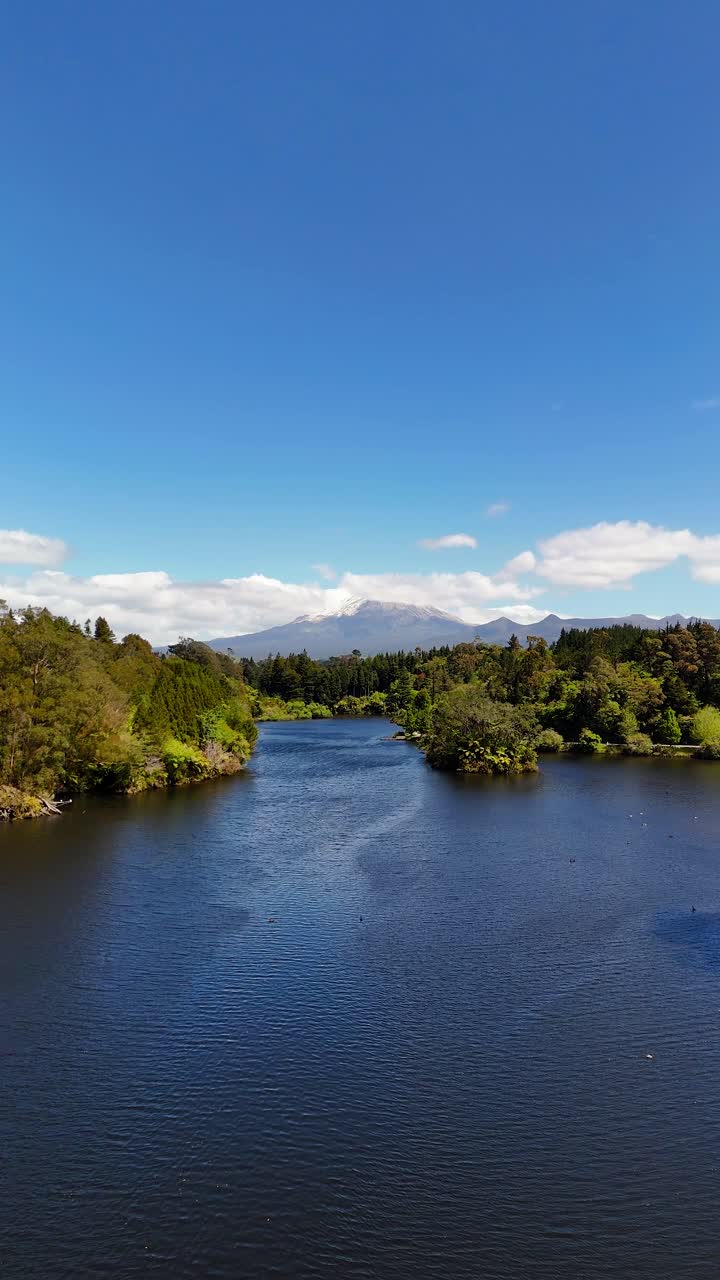 Monte Egmont di fronte al lago Mangamahoe, Nuova Zelanda. Ripresa aerea verticale.