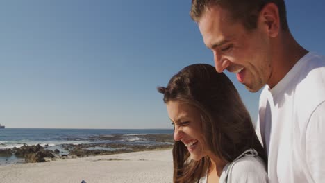 una pareja adulta relajándose en la playa