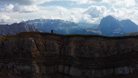 Luftaufnahme-Des-Seceda-Kamms-Mit-Wanderern,-Die-Die-Epische-Dolomitenlandschaft-überblicken