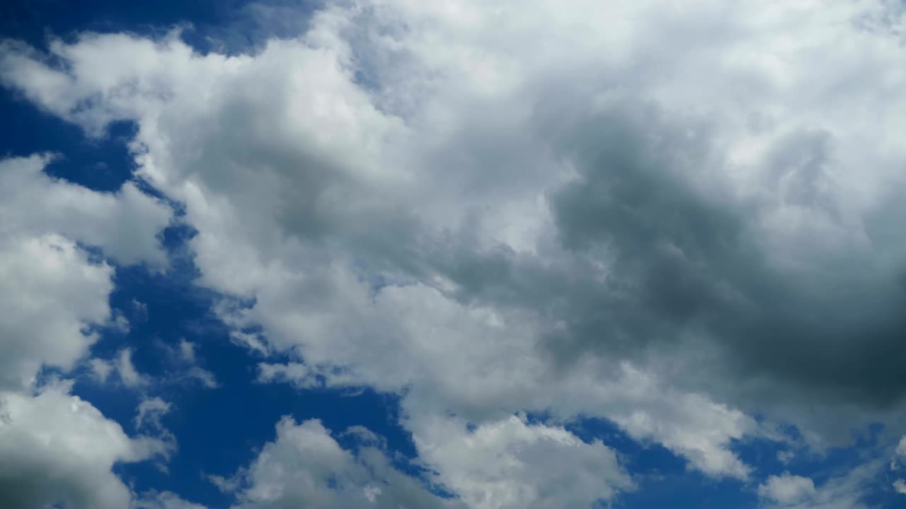 las nubes se mueven en el cielo azul.