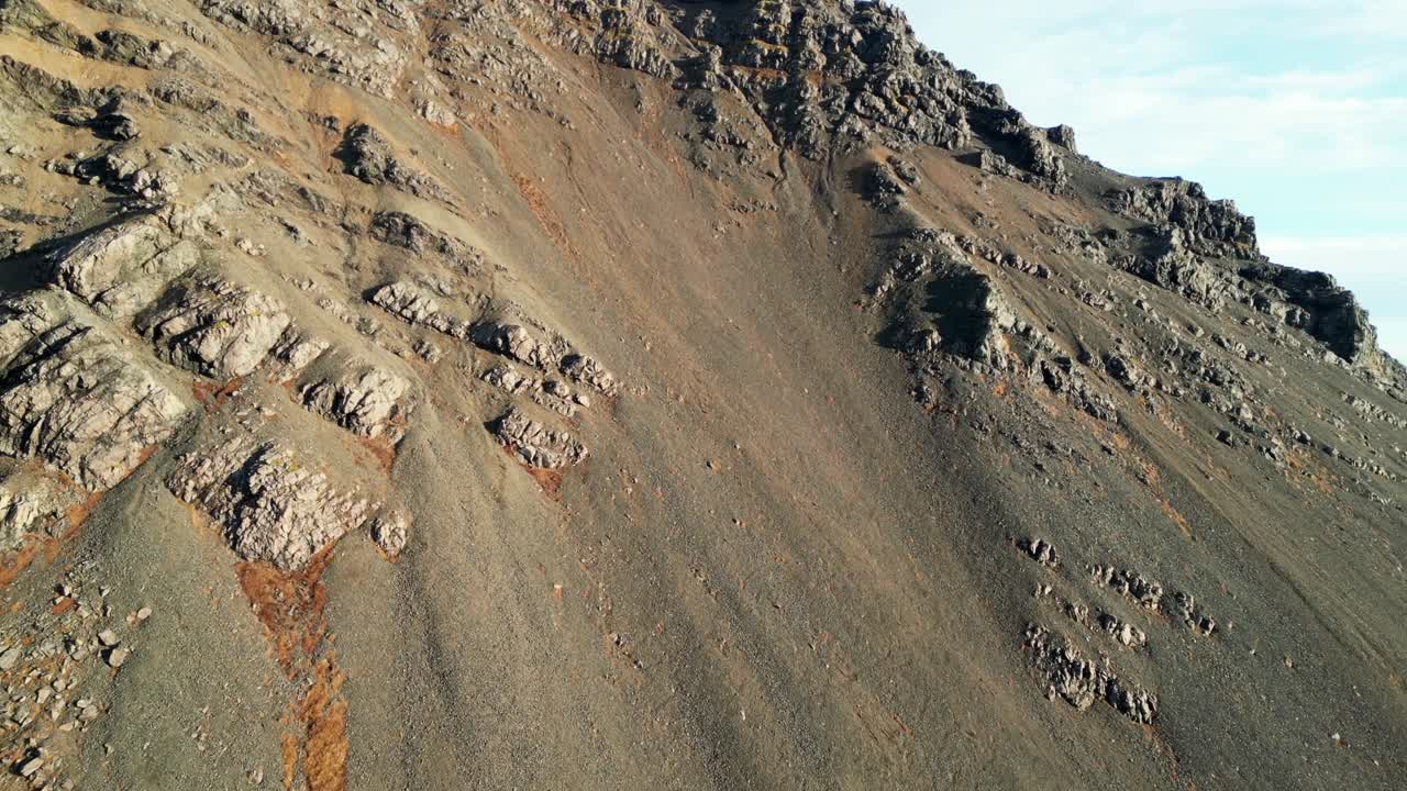 cráter del volcán eldfall en la isla de heimaey, vestmannaeyjar, islandia