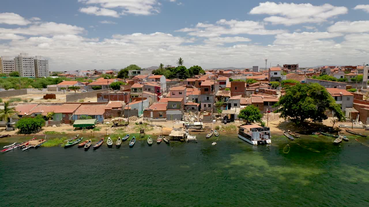 vista aérea del pueblo de pescadores, barcos de pesca, casas a orillas del río são francisco, frontera de los estados de bahia y pernambuco