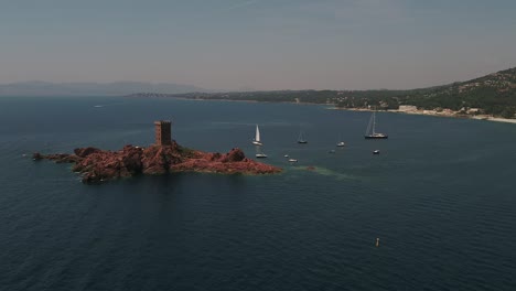 Alta-Vista-Aérea-De-La-Antigua-Torre-Medieval-De-La-Isla-Dorada-En-Francia